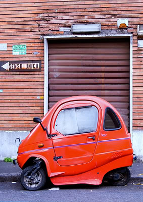 small_red_car_in_senso_unico