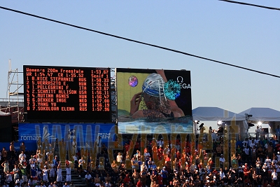 lo stadio del nuoto al primo record della Pellegrini