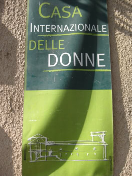 particolare_ingresso_casa_donne