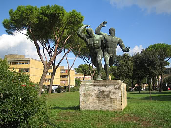 villaggio_olimpico_statua