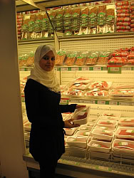 Ipercoop_ragazza_musulmana_con_carne