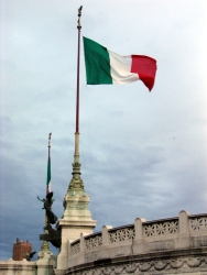 150_anni_Unita_-_Bandiera_tricolore_Vittoriano
