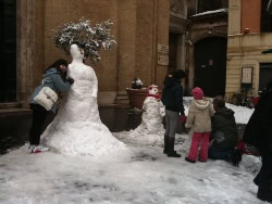 Turisti a Roma neve