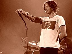 Brandon Boyd of Incubus live 2004