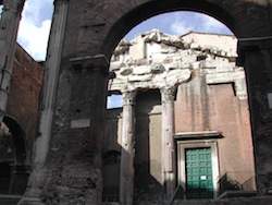 Entrata della chiesa di Sant'Angelo in Pescheria