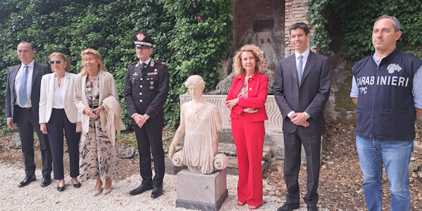 Torna a Villa Albani Torlonia la testa della scultura dell’Idrofora ...