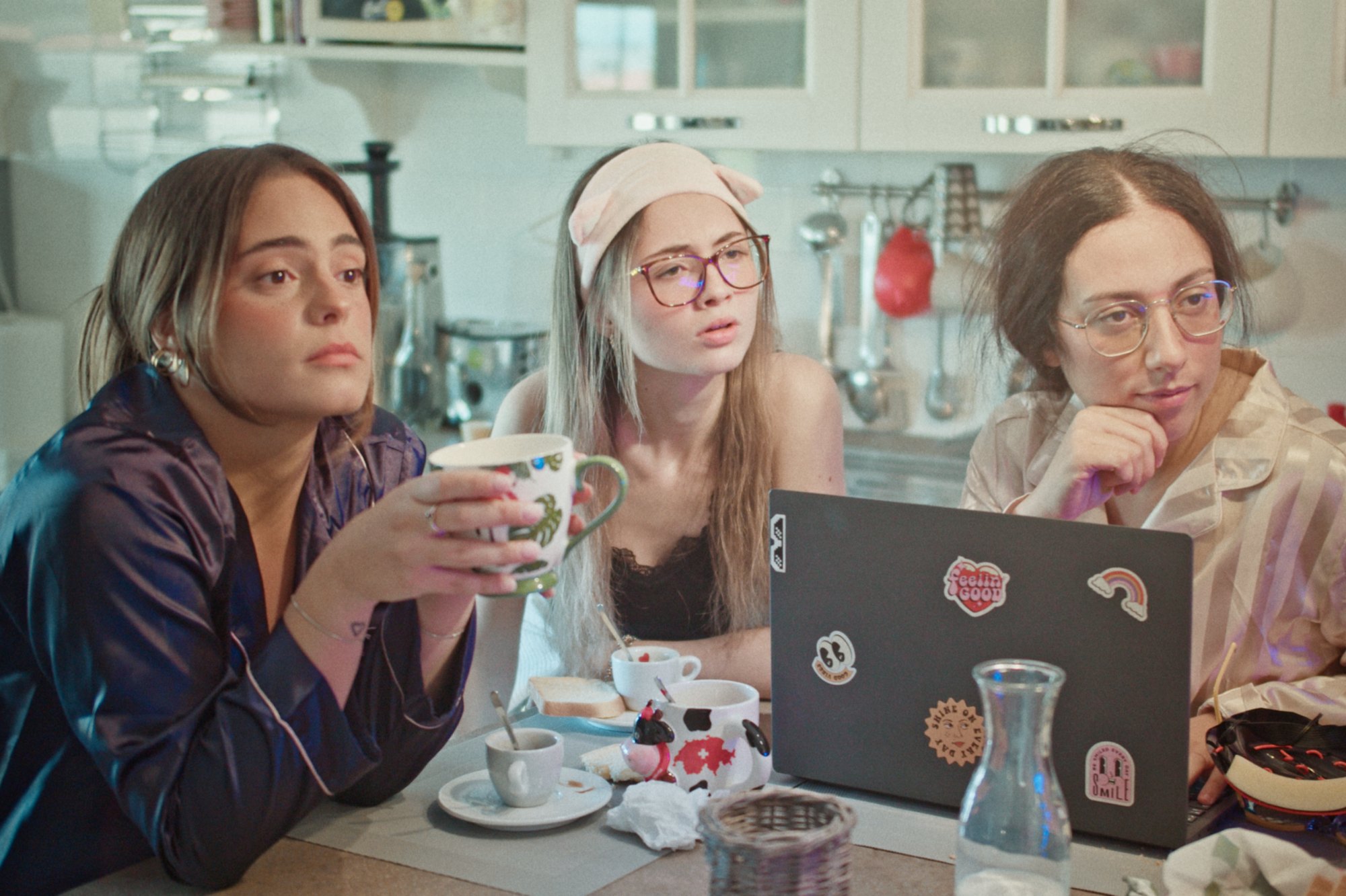 Scomode – in 5 sul divano: la nuova comedy su RaiPlay