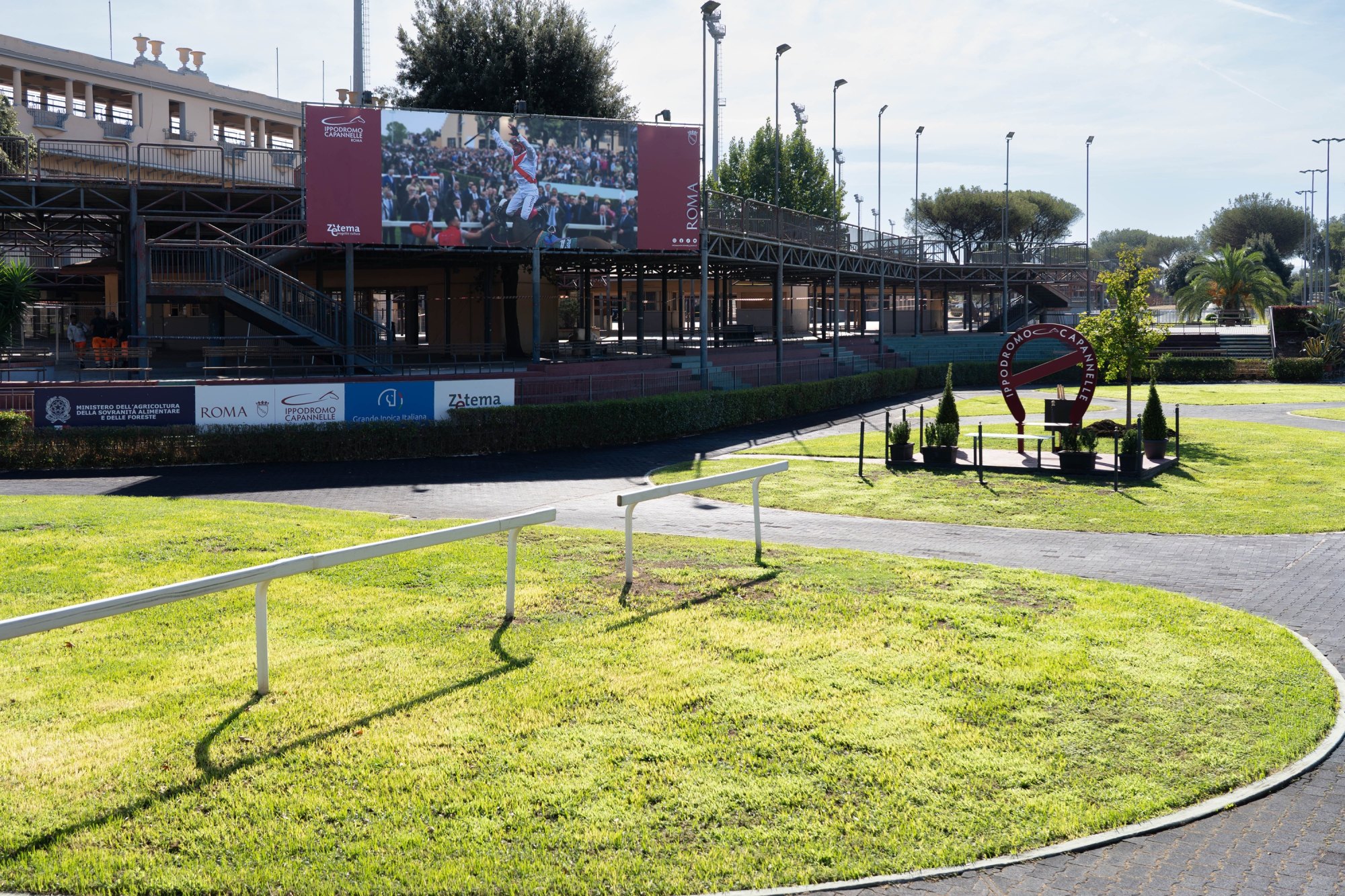 Febbre da cavallo torna a Capannelle per i 50 anni: incontro con Enrico Vanzina