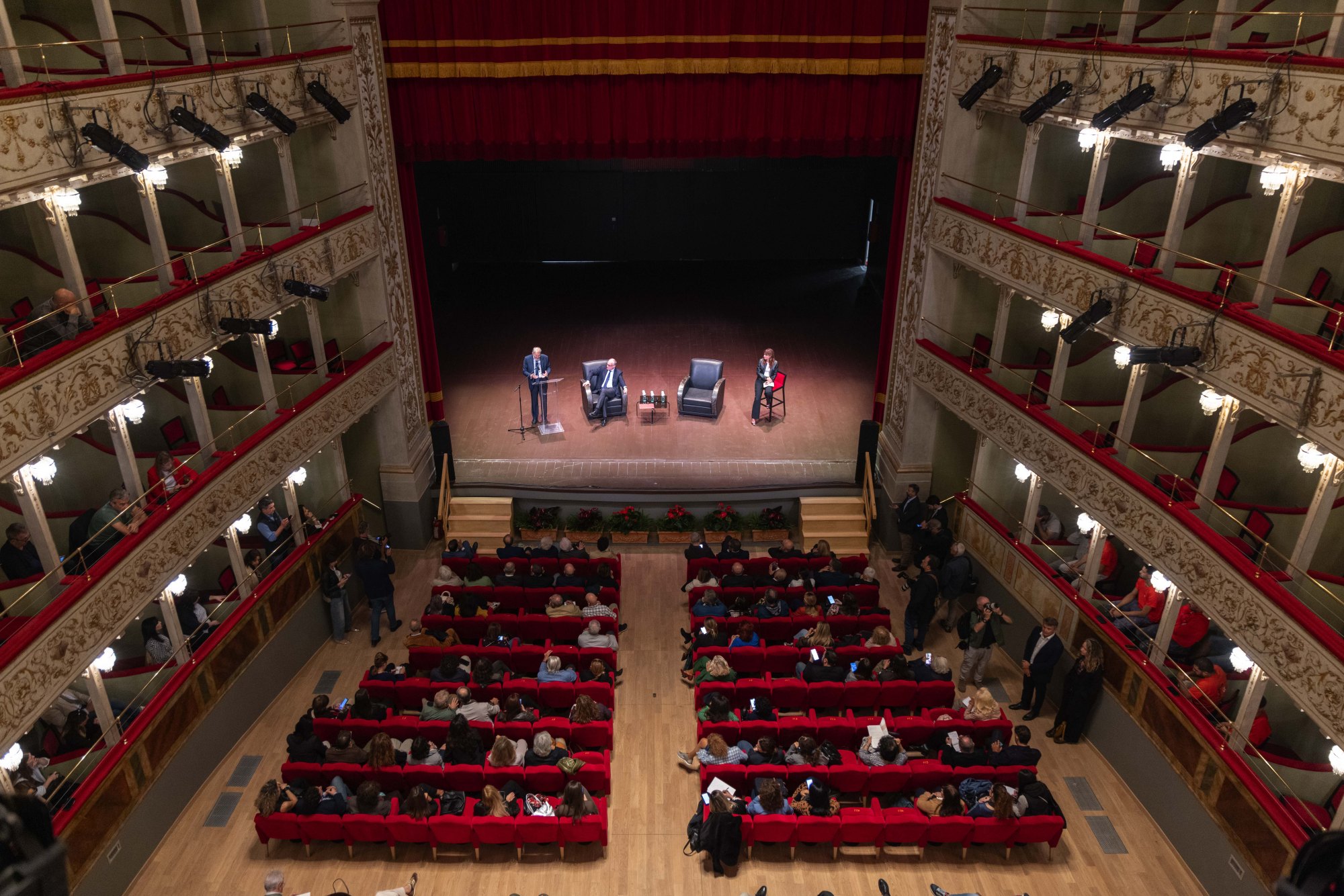 riapre il teatro valle a roma concluso il restauro dopo 16 anni da Ezrome.it riapre il teatro valle a roma concluso il restauro dopo 16 anni
