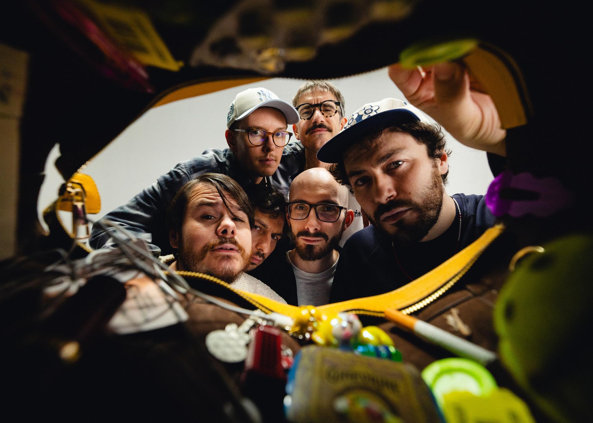 Pinguini Tattici Nucleari: il nuovo singolo Nella Borsa di Anna, l’album Replay e i live a Roma
