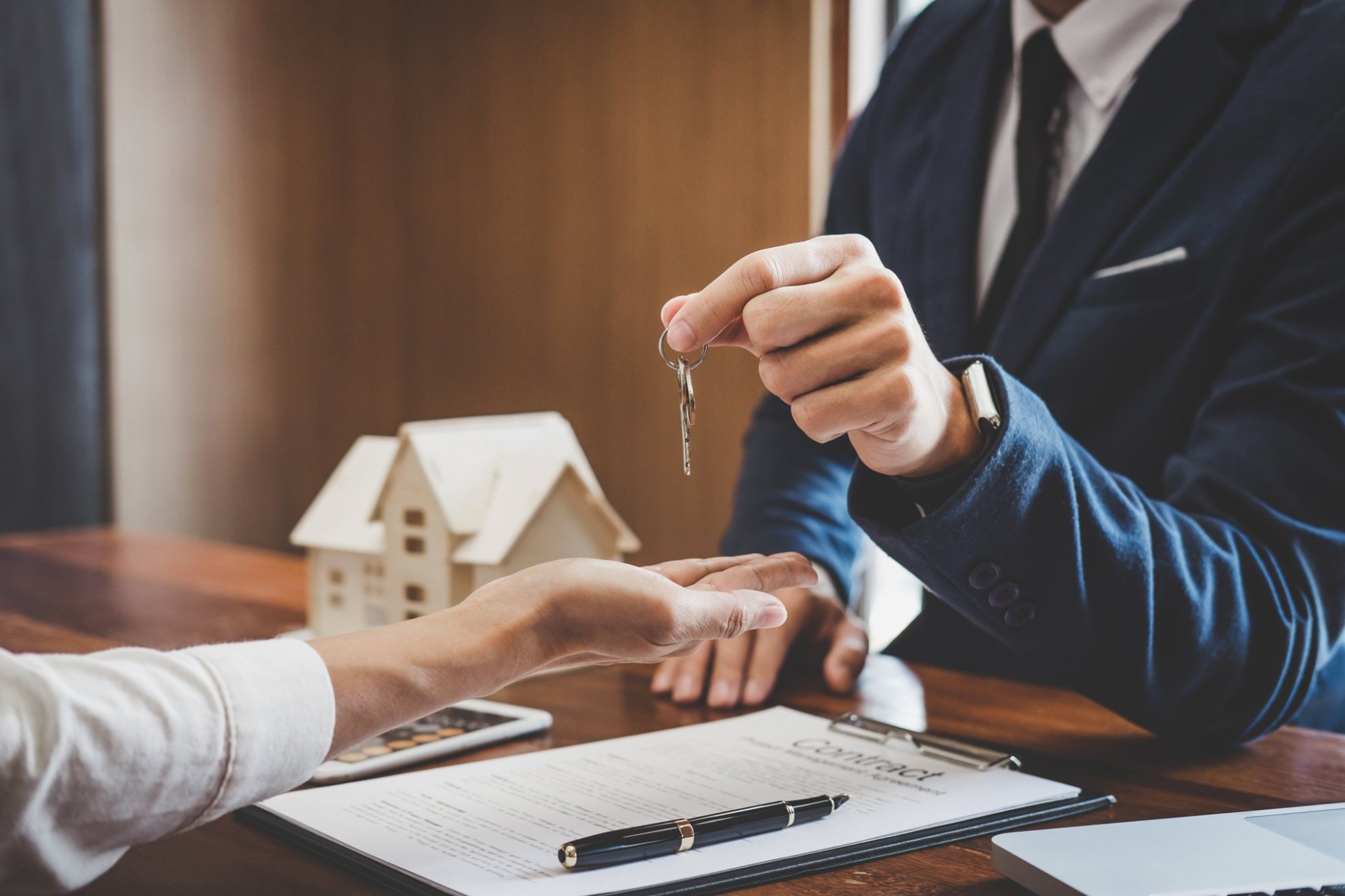 Abitare a Roma: Nasce Casa 3 e il Fondo Affitto Garantito nel Municipio III Real estate agent Sales manager holding filing keys to customer after signing rental lease contract of sale purchase agreement, concerning mortgage loan offer for and house insurance.