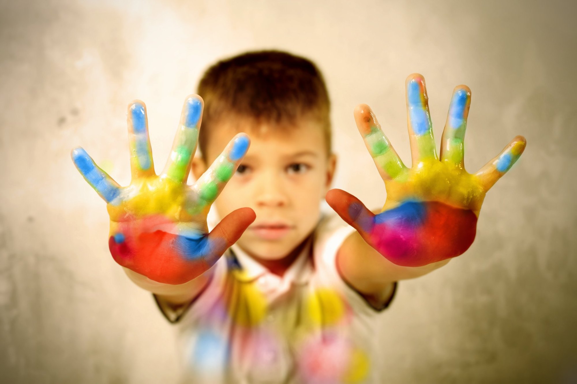 Mostra d’arte contemporanea Nessun Escluso al Convento di San Bonaventura al Palatino kid with colors on hands