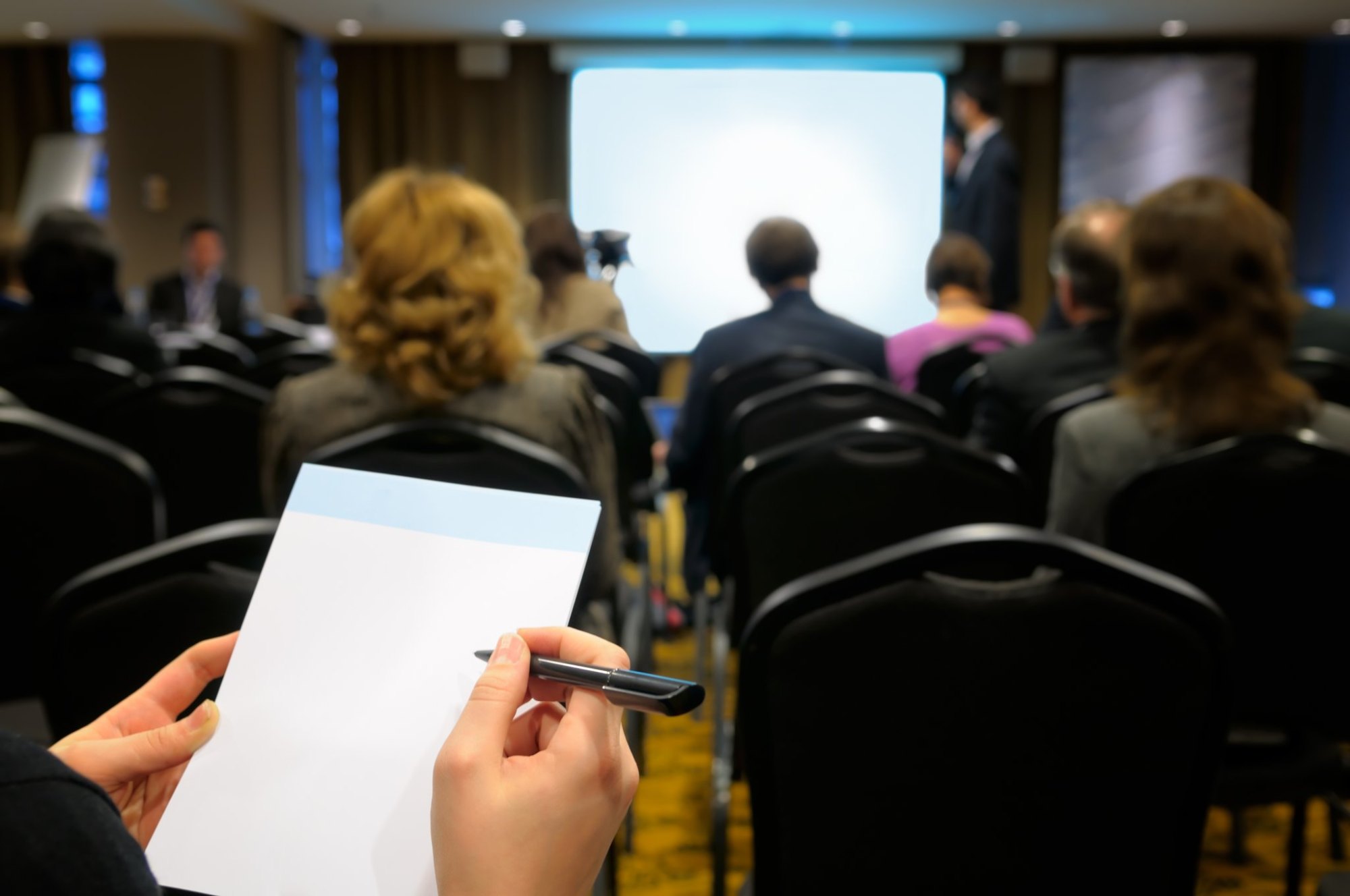 Sotto lo stesso cielo: alla Lumsa il dialogo interreligioso per la pace Notebook in women's hands against the background of the business room.