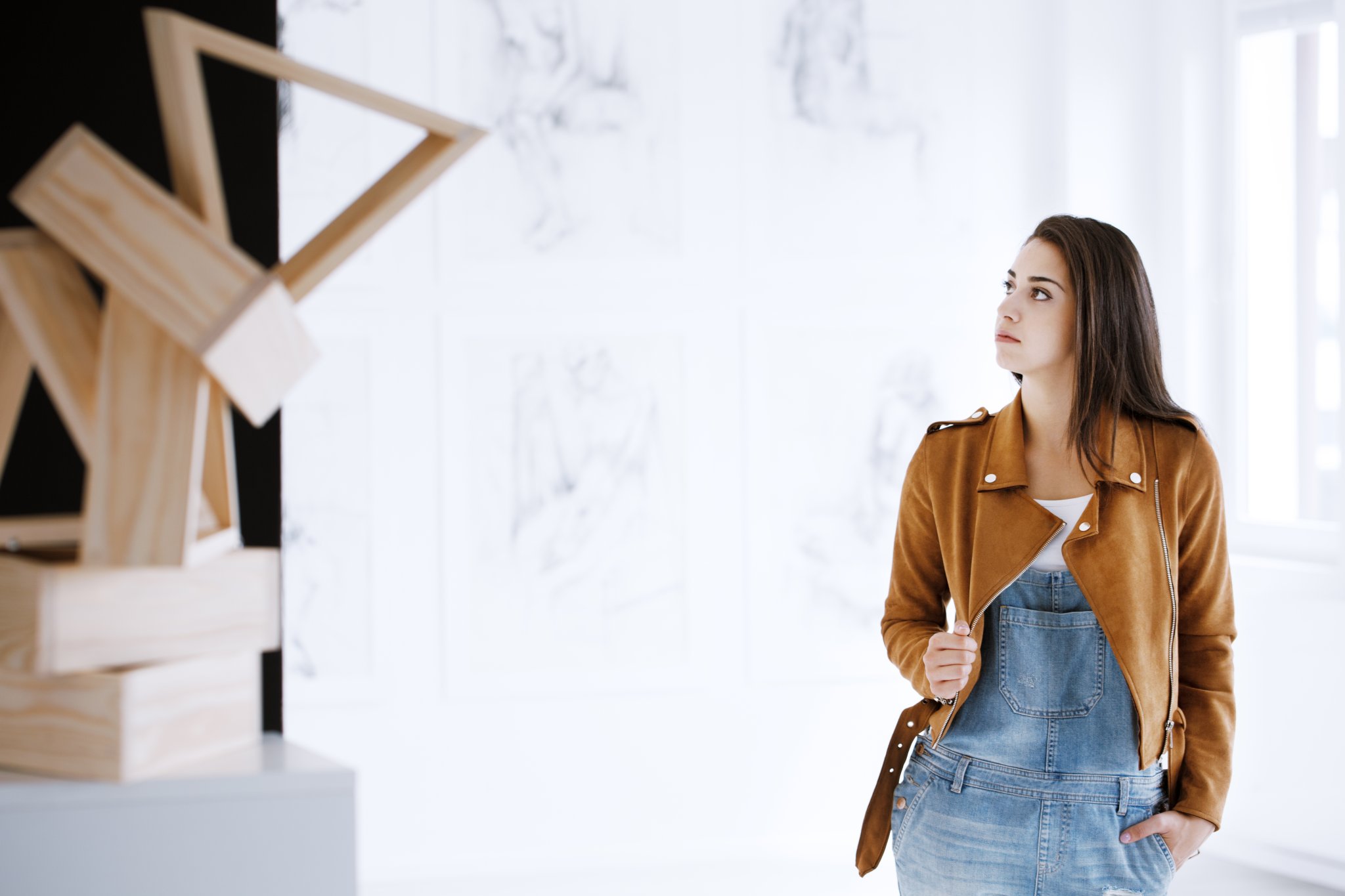 Food. Il gusto nell’arte: la nuova mostra al Chiostro del Bramante Student of art sightseeing a museum featuring a new exhibition of sculptures and paintings