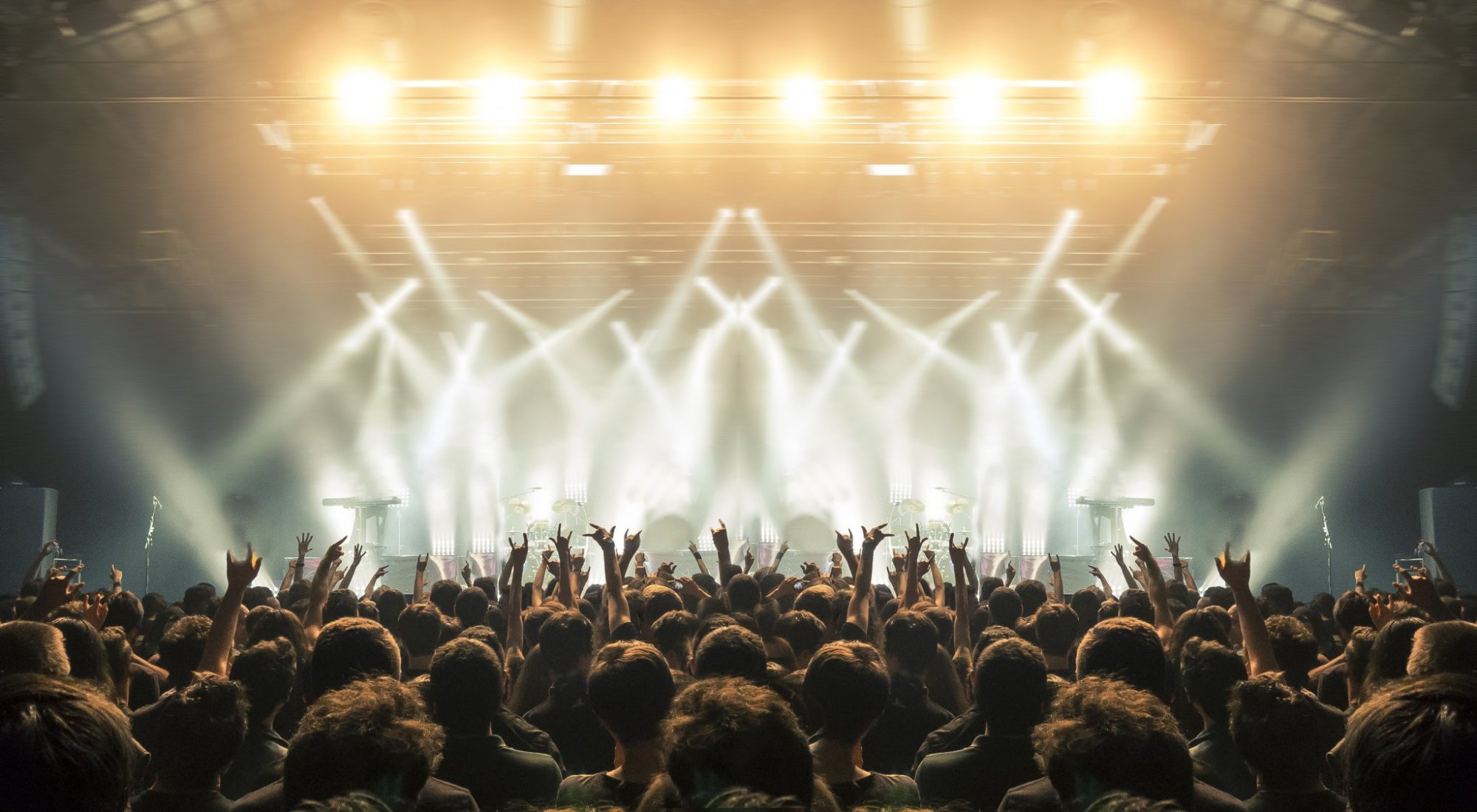 AKU BOY lancia il nuovo singolo “Non è facile” Concert wide arena with happy fans clapping.